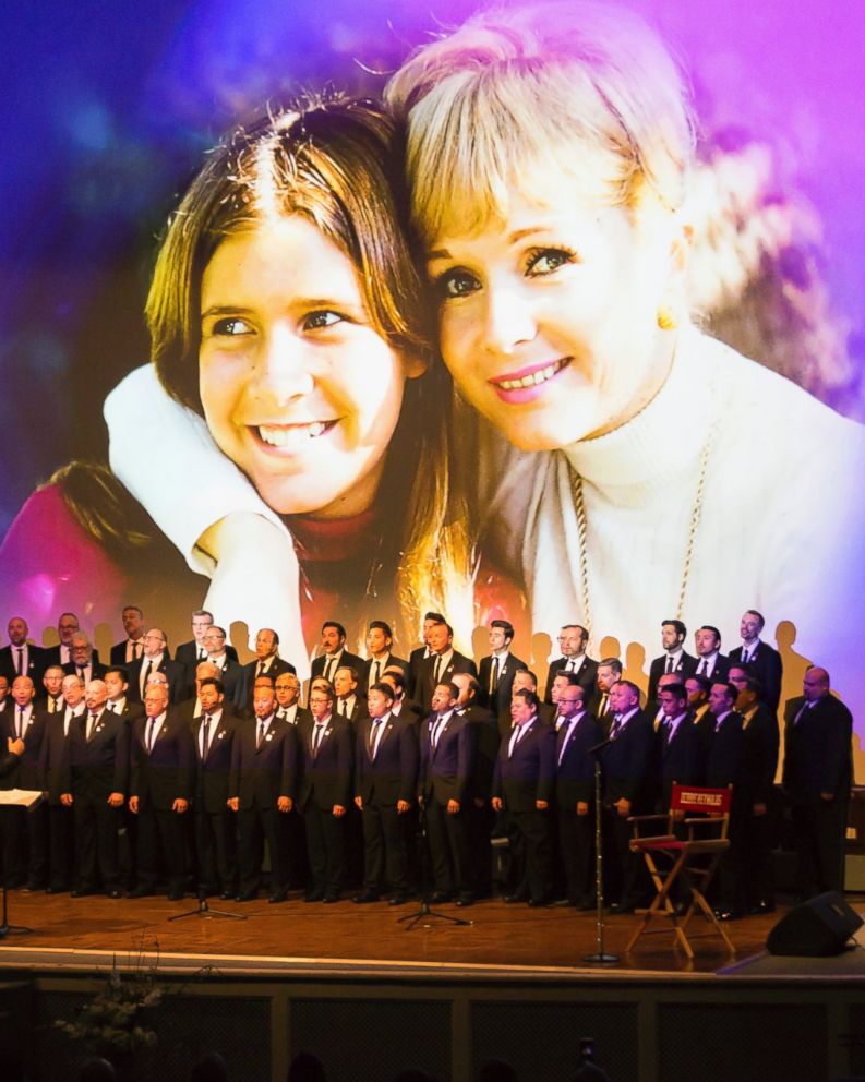 At Carrie Fisher And Debbie Reynolds Joint Memorial Service Singin In The Rain And An R2 D2 Replica Abc News