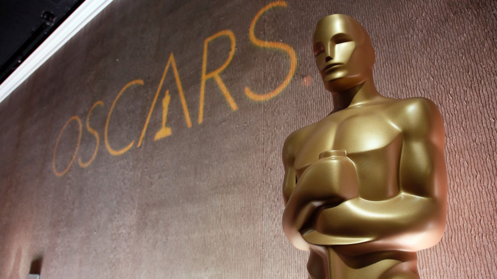 PHOTO: A giant Oscar statuette is pictured at the 88th Academy Awards Nominees Luncheon in Beverly Hills, California, Feb 8, 2016.