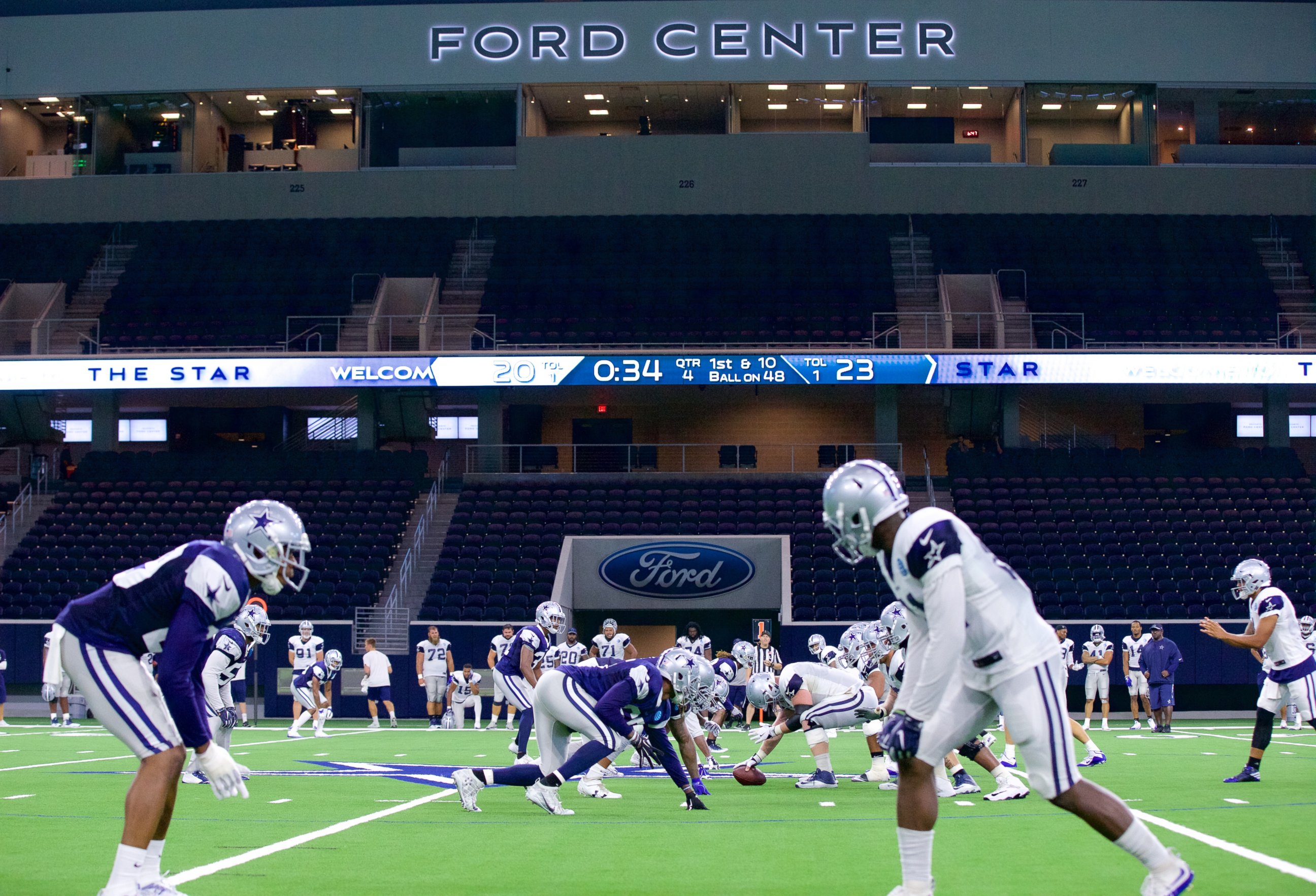 PHOTO: The Dallas Cowboys practice in the Ford Center at The Star for the first time on Aug. 21, 2016, in Frisco, Texas. 