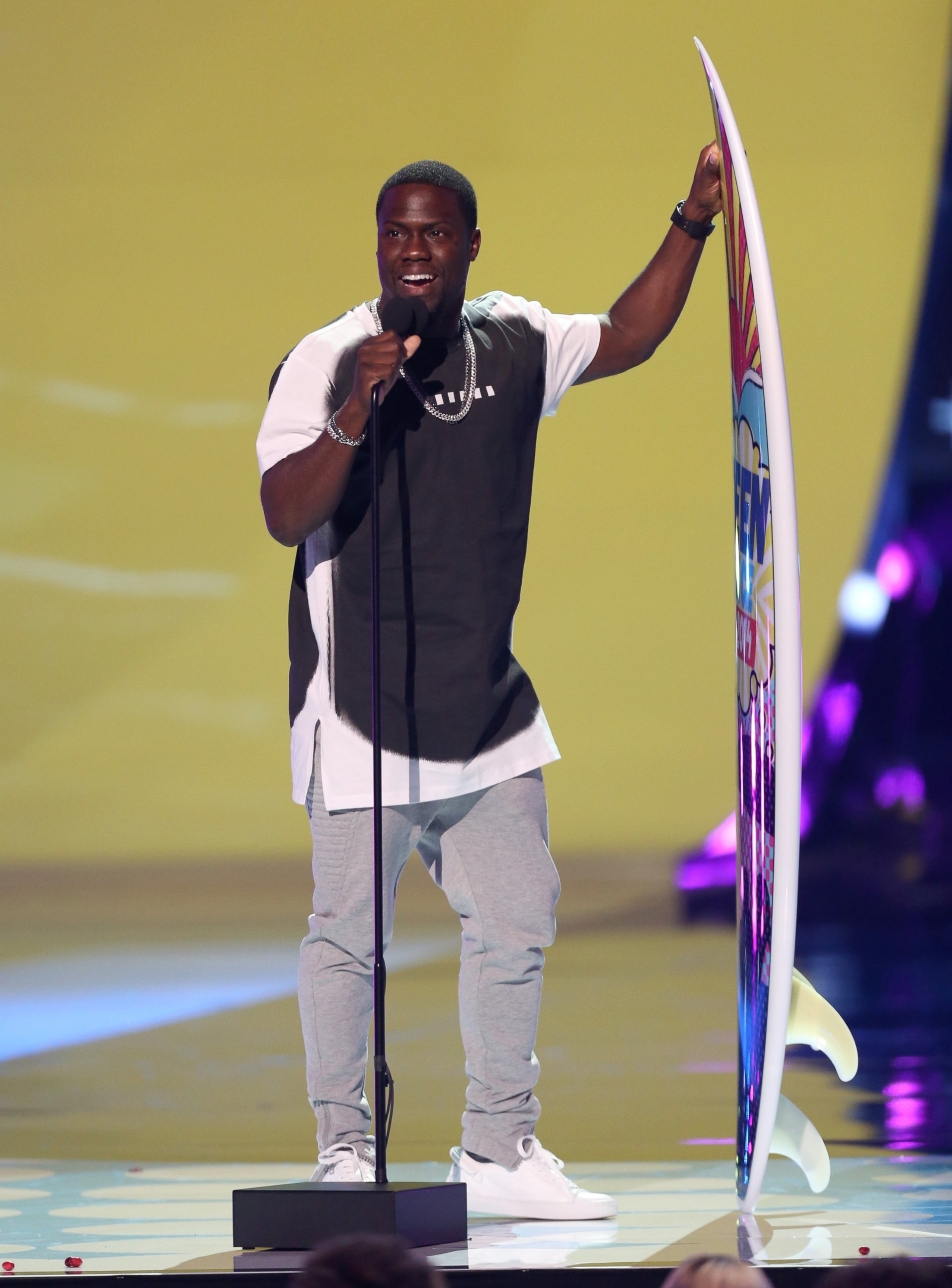 PHOTO: Kevin Hart accepts the award for choice movie actor: comedy for "Ride Along" at the Teen Choice Awards at the Shrine Auditorium, Aug. 10, 2014, in Los Angeles.