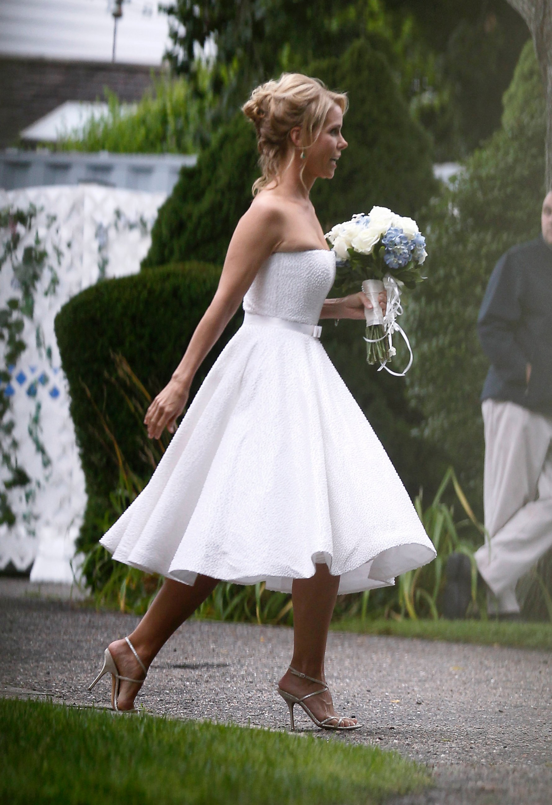 PHOTO: Actress Cheryl Hines walks across a lawn to the tent where her wedding to Robert F. Kennedy Jr., took place in Hyannis Port, Mass. on Aug. 2, 2014. 