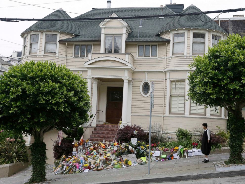 PHOTO: A woman stops to look at a makeshift memorial for actor Robin Williams outside the home which was used in the filming of the movie "Mrs. Doubtfire," Aug. 15, 2014, in San Francisco. 
