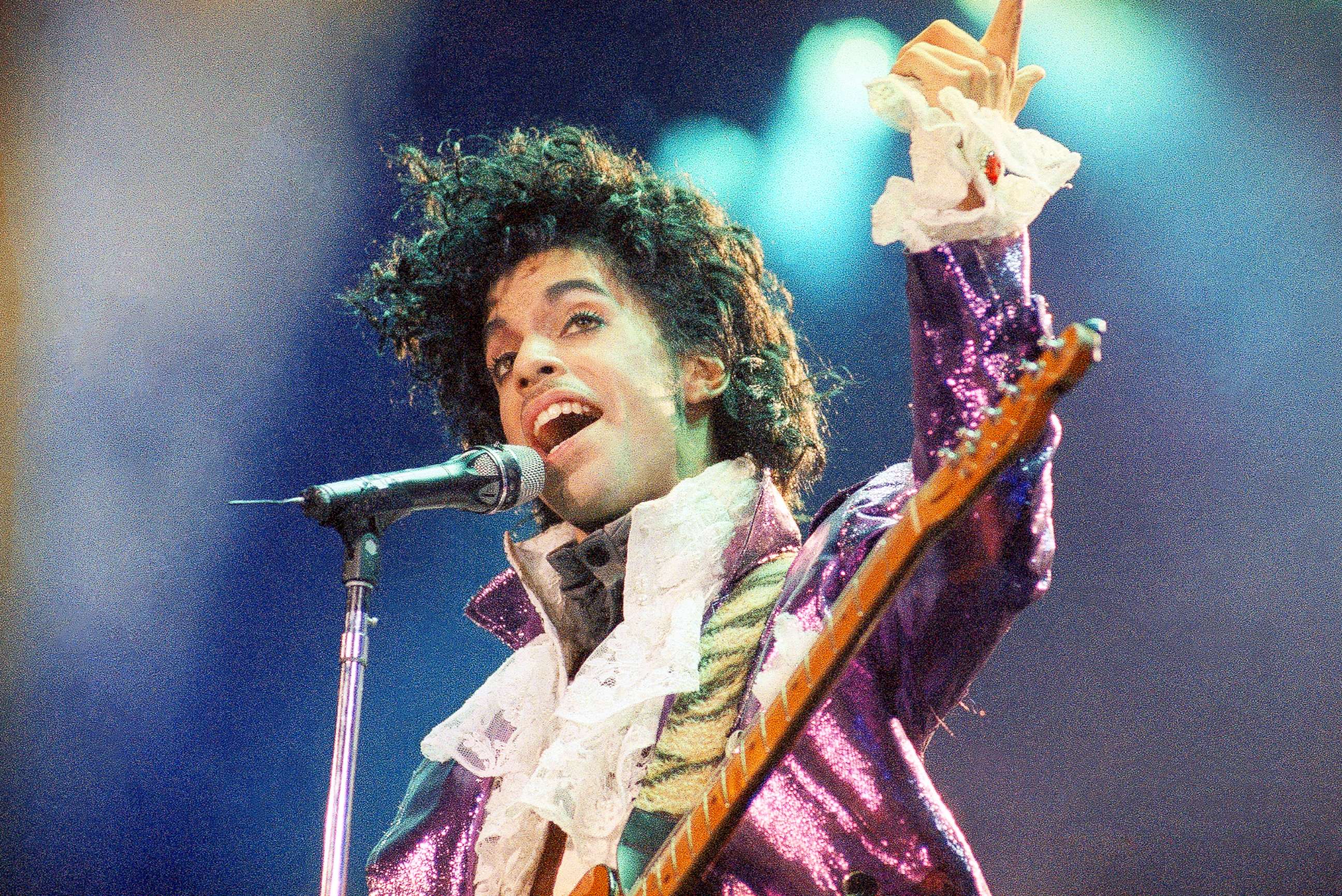 PHOTO: Prince performs at the Forum in Inglewood, Calif. 