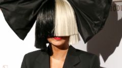 Sia's Face Accidentally Revealed During Windy Concert - ABC News