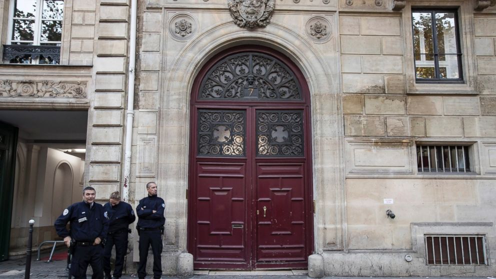 PHOTO: Police stand guard outside the entrance of a building in which reality TV star Kim Kardashian was reportedly held up at gunpoint by men dressed as police officers inside her rented private appartment, in Paris, France, Oct. 3, 2016.