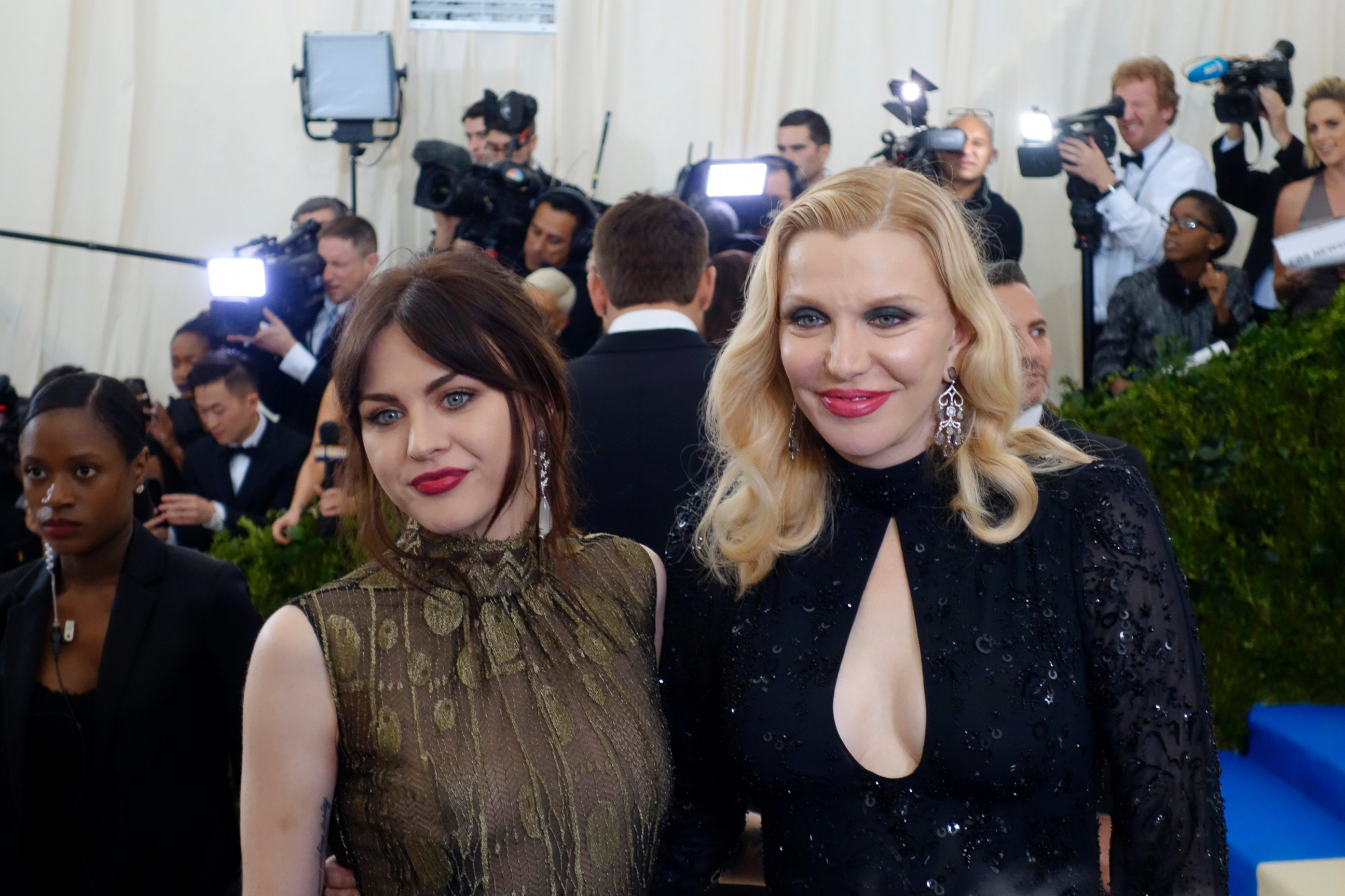 PHOTO: Frances Bean Cobain and Courtney Love attend the Metropolitan Museum of Art, May 1, 2017, in New York.