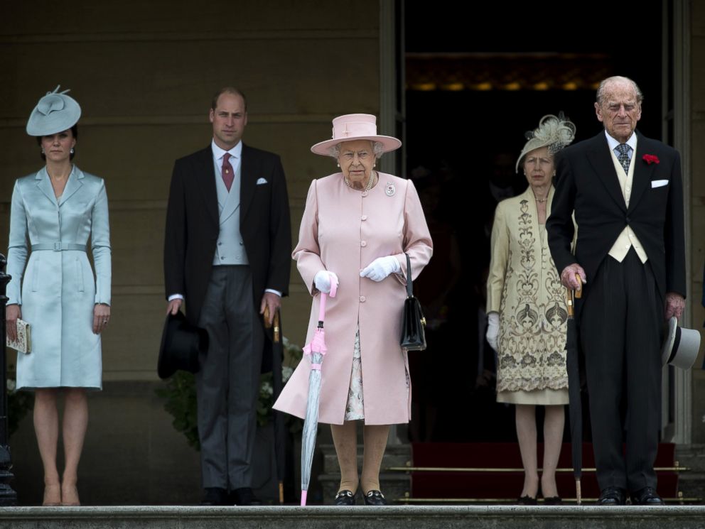 PHOTO: Catherine, Duchess of Cambridge, Prince William, Duke of Cambridge, Queen Elizabeth II, Princess Anne, Prince Phillip, Duke of Edinburgh and Princess Beatrice at a garden party at Buckingham Palace, May 16, 2017 in London, England .