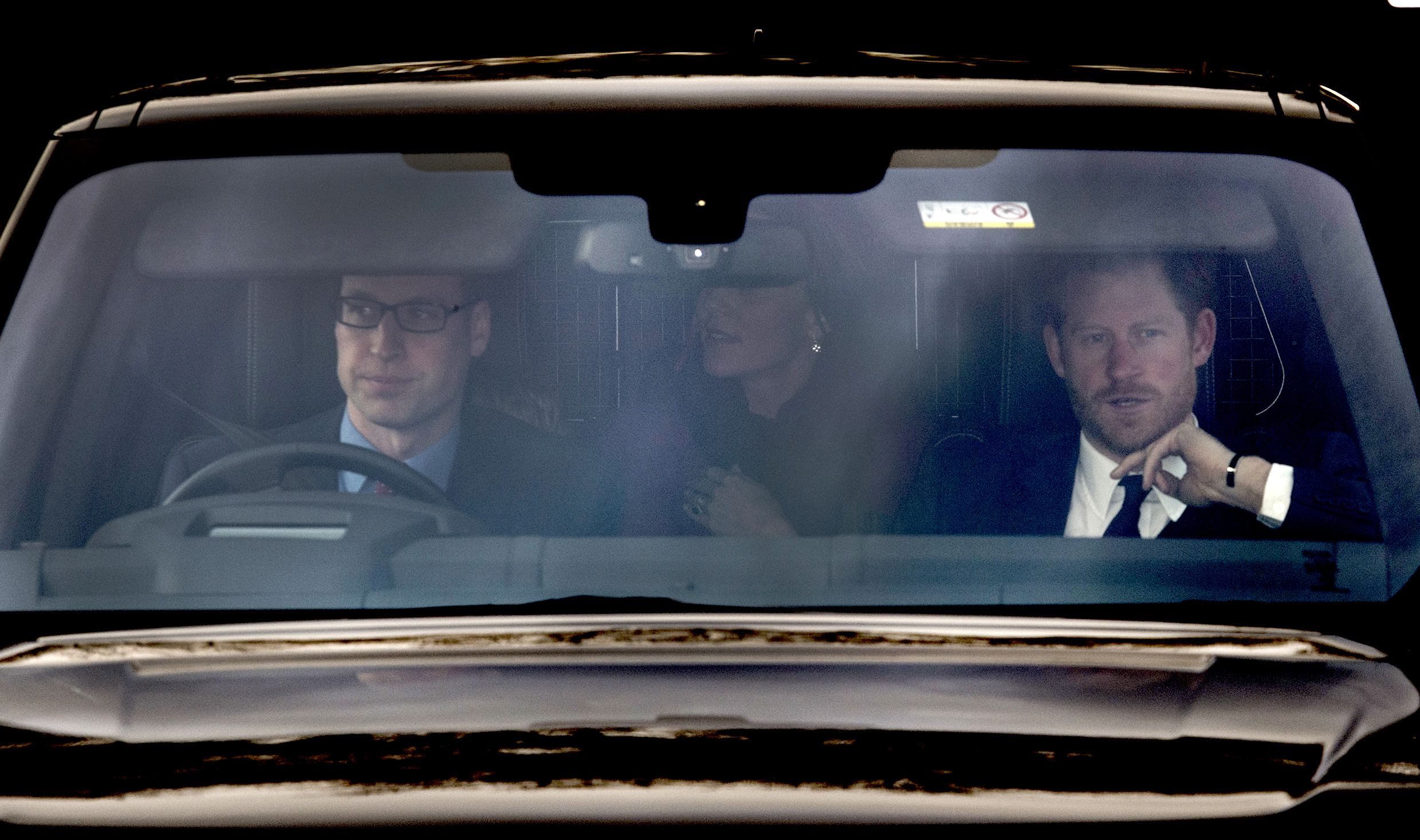 PHOTO: Prince William, Duke of Cambridge, behind the wheel, and Prince Harry with Catherine, Duchess of Cambridge arrive for the annual Buckingham Palace Christmas lunch hosted by The Queen at Buckingham Palace on December 20, 2016 in London, England.