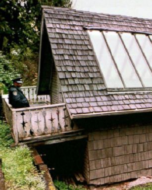 PHOTO: A police officer stands guard on the back porch of Kurt Cobain's garage where Cobain's body was found, April 8, 1994, in Seattle.