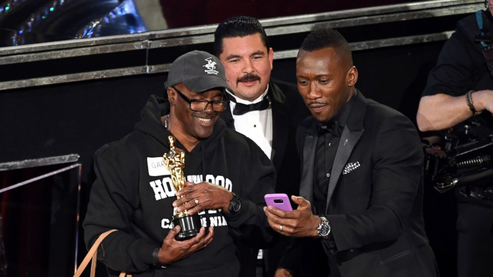 PHOTO: Guillermo Rodriguez, center, and actor Mahershala Ali surprises tourists with an entrance to the 89th Annual Academy Awards at Hollywood & Highland Center, Feb. 26, 2017, in Hollywood, Calif. 