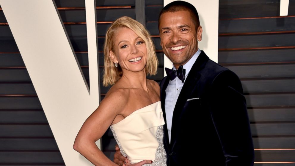 Kelly Ripa and Mark Consuelos attend the 2015 Vanity Fair Oscar Party hosted by Graydon Carter at Wallis Annenberg Center for the Performing Arts, Feb. 22, 2015, in Beverly Hills, Calif. 