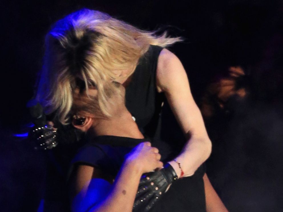 Madonna Kissed Drake Onstage At Coachella And Drake S Reaction Was Interesting Abc News