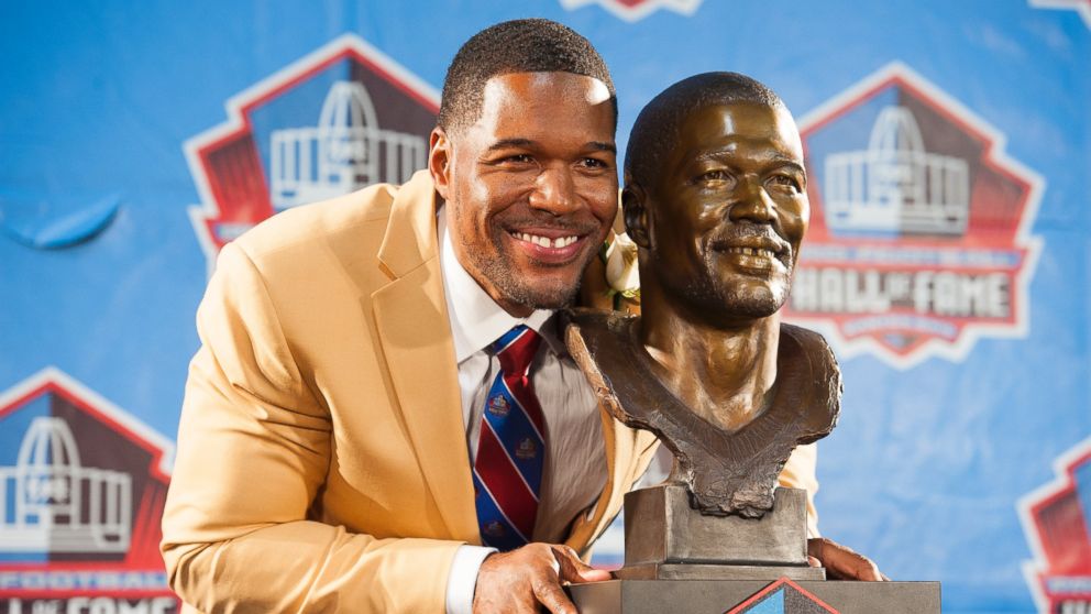 VIDEO: The NFL superstar and host of "LIVE With Kelly and Michael" was inducted into the Football Hall of Fame.