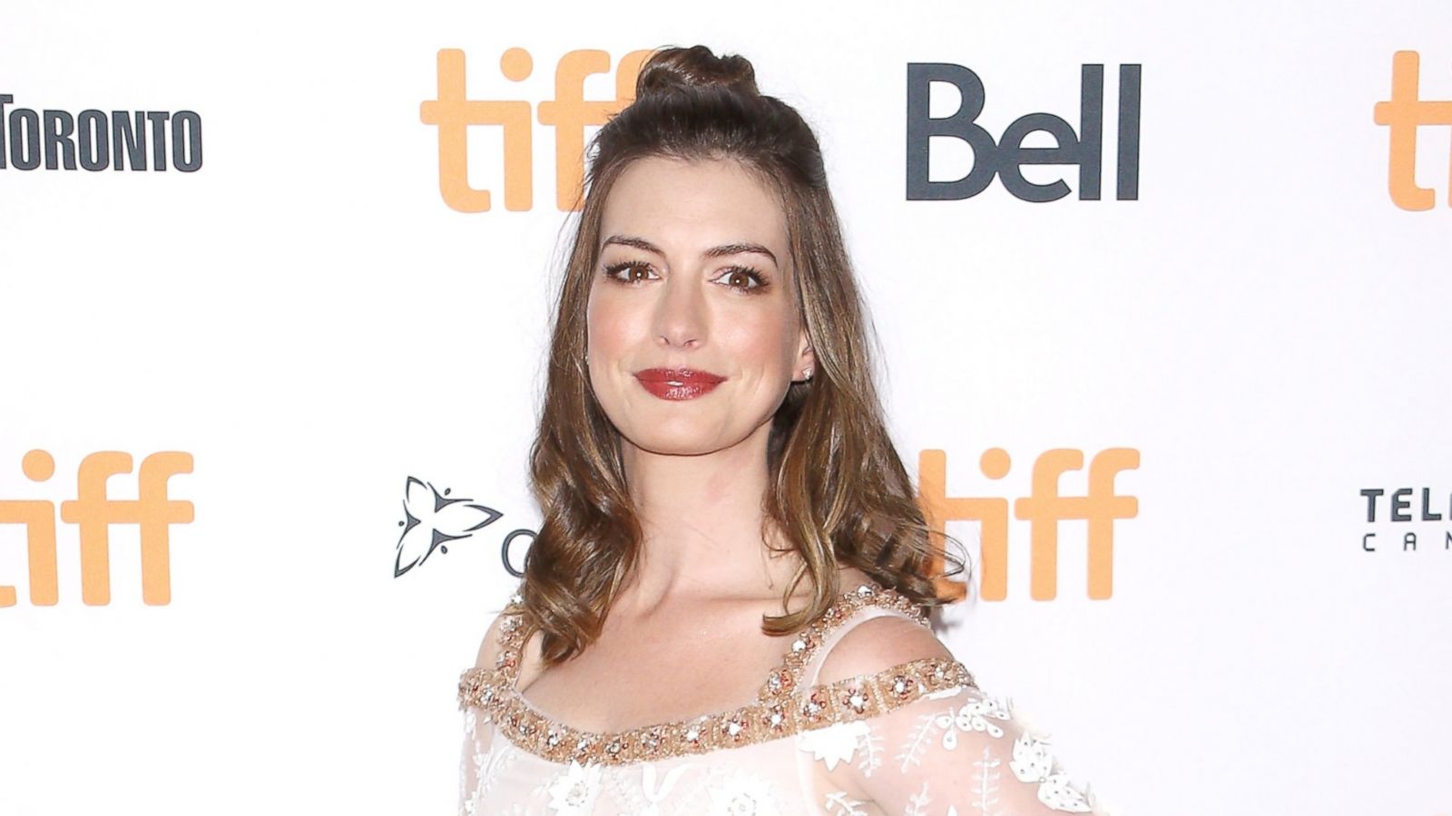 Anne Hathaway Says She Faked Happiness When She Won Her Oscar - ABC News