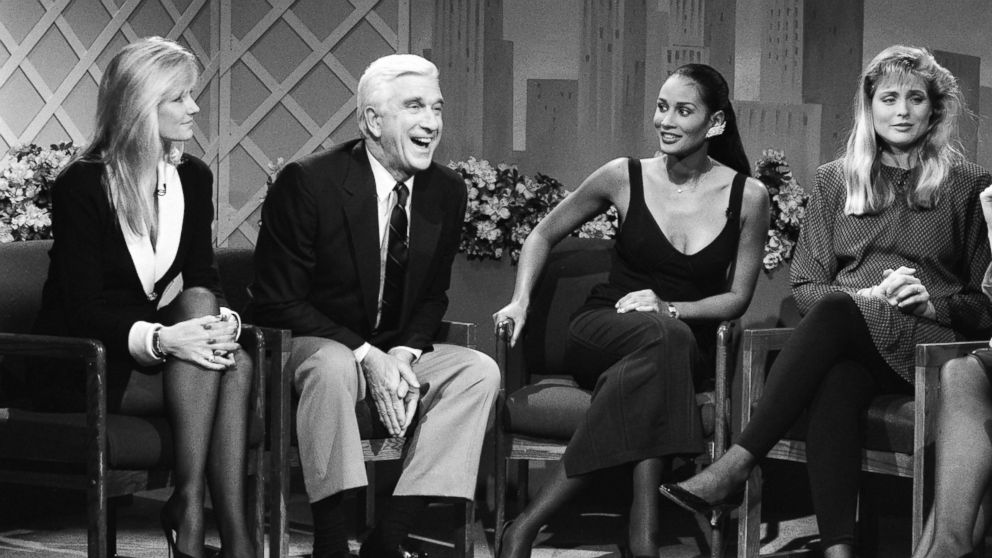 PHOTO: From left, Kim Alexis, Leslie Nielsen, Beverly Johnson, and Cheryl Tiegs are pictured during a taping of "Saturday Night Live" on Feb. 18, 1989.