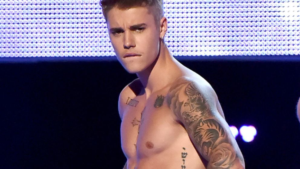Justin Bieber Strips Off His Clothes After Audience Boos Abc News
