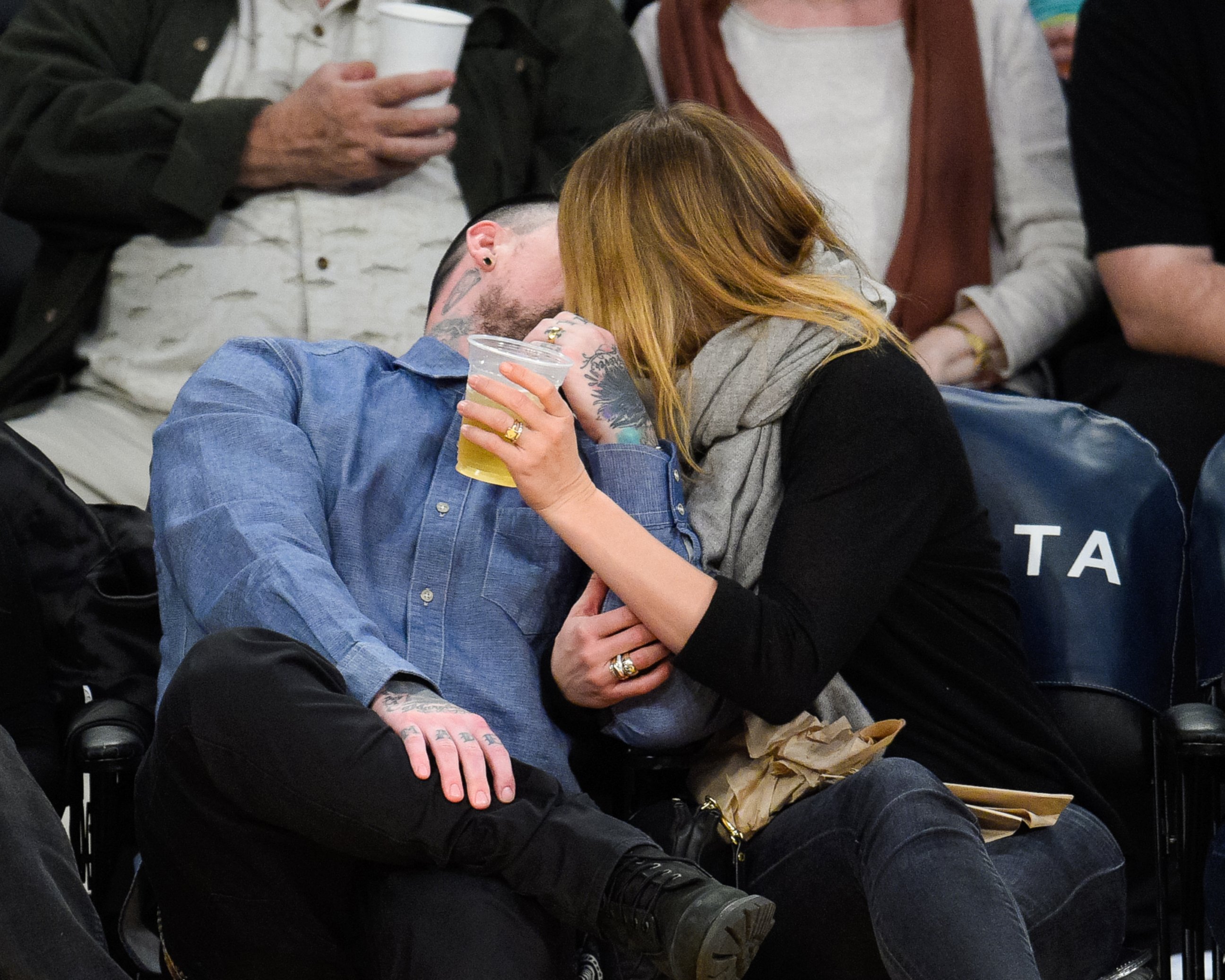 PHOTO: Benji Madden and Cameron Diaz kiss at a basketball game between the Washington Wizards and the Los Angeles Lakers at Staples Center, Jan. 27, 2015 in Los Angeles.