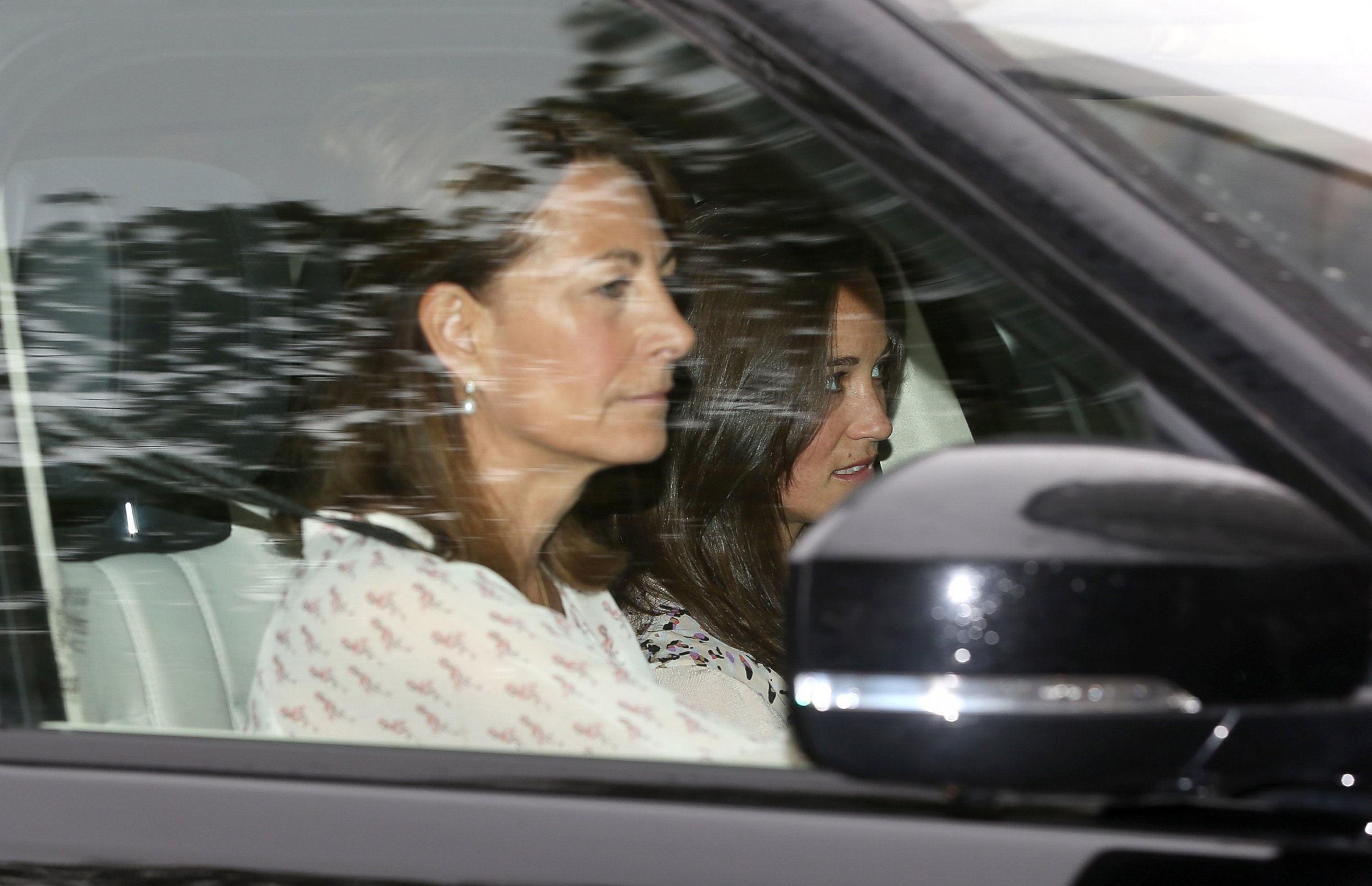 PHOTO: Carole Middleton and Pippa Middleton arrive at Kensington Palace the day after the birth of The Duke And Duchess Of Cambridge's daughter at Kensington Palace on May 3, 2015 in London, England. 