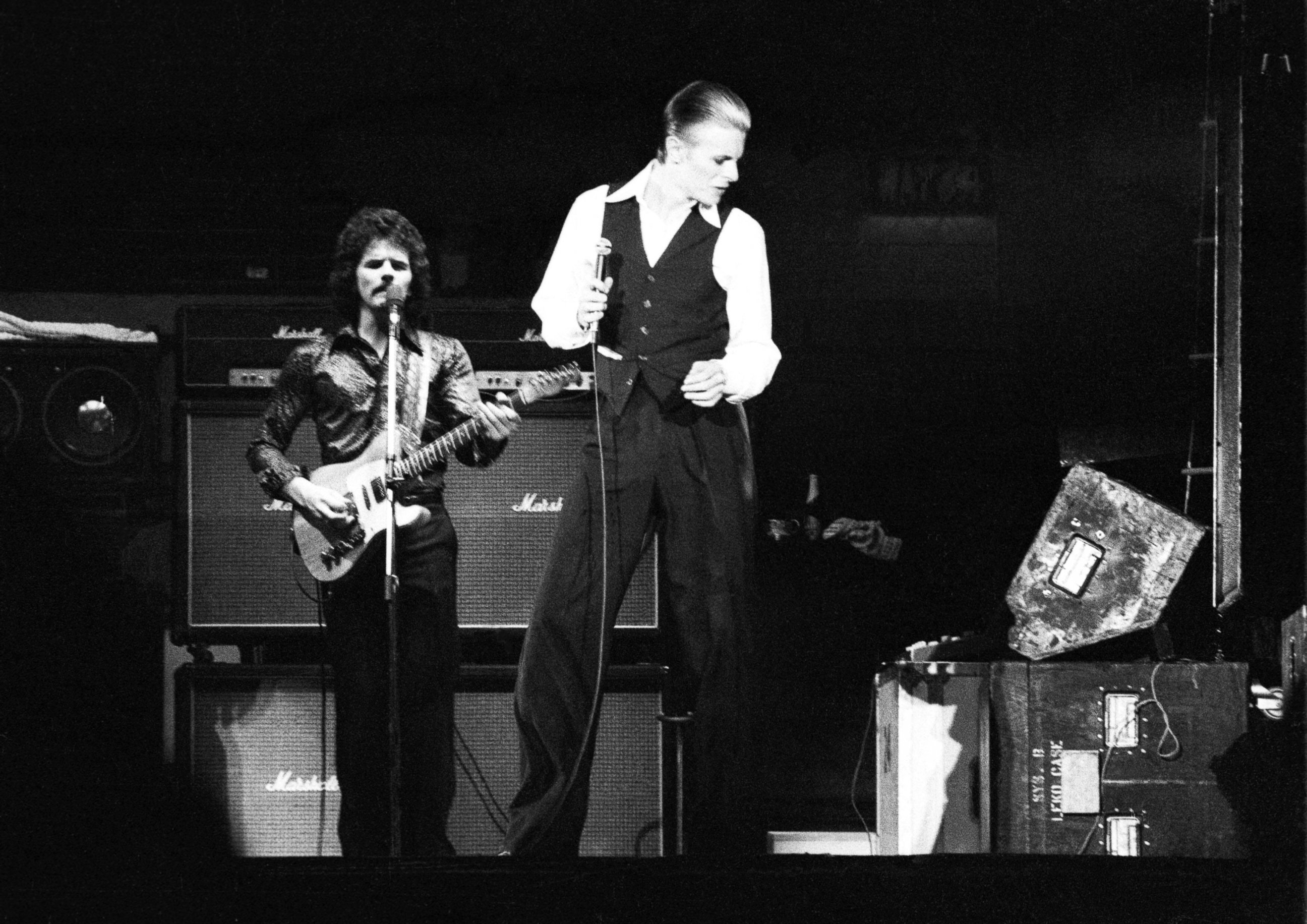 PHOTO:David Bowie performing live onstage on the Station To Station 1976 World Tour in London, May 1, 1976. 