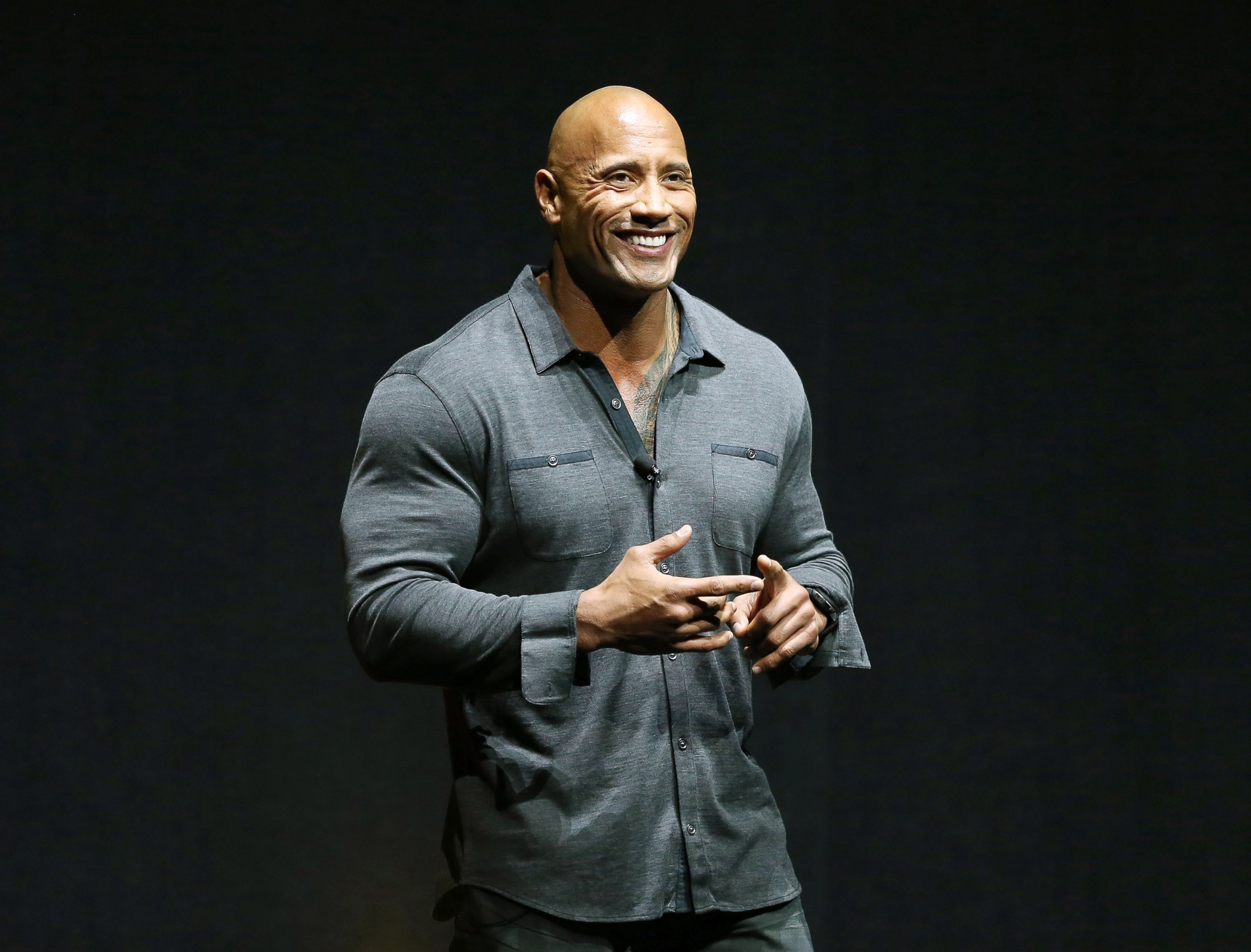 Dwayne johnson you re. Дуэйн Джонсон широко шагая. Спасибо за внимание Дуэйн Джонсон. Дуэйн Джонсон в рубашке.