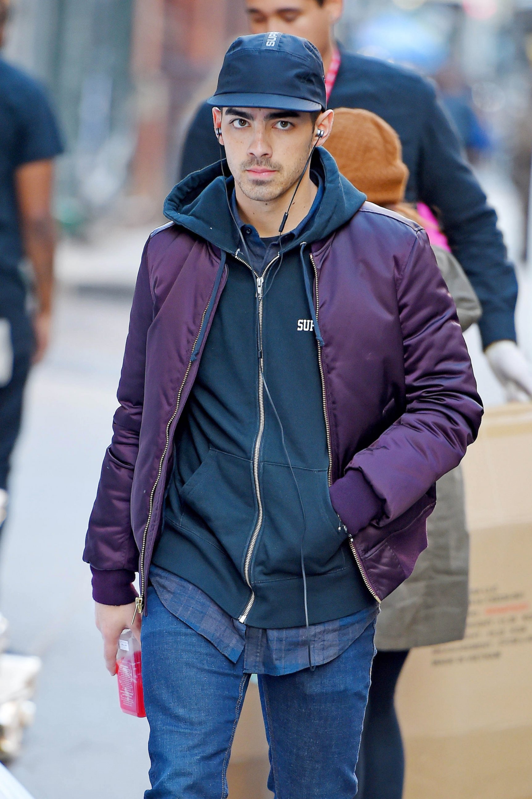 Joe Jonas Goes Undercover Picture | November's Top Celebrity Pictures ...