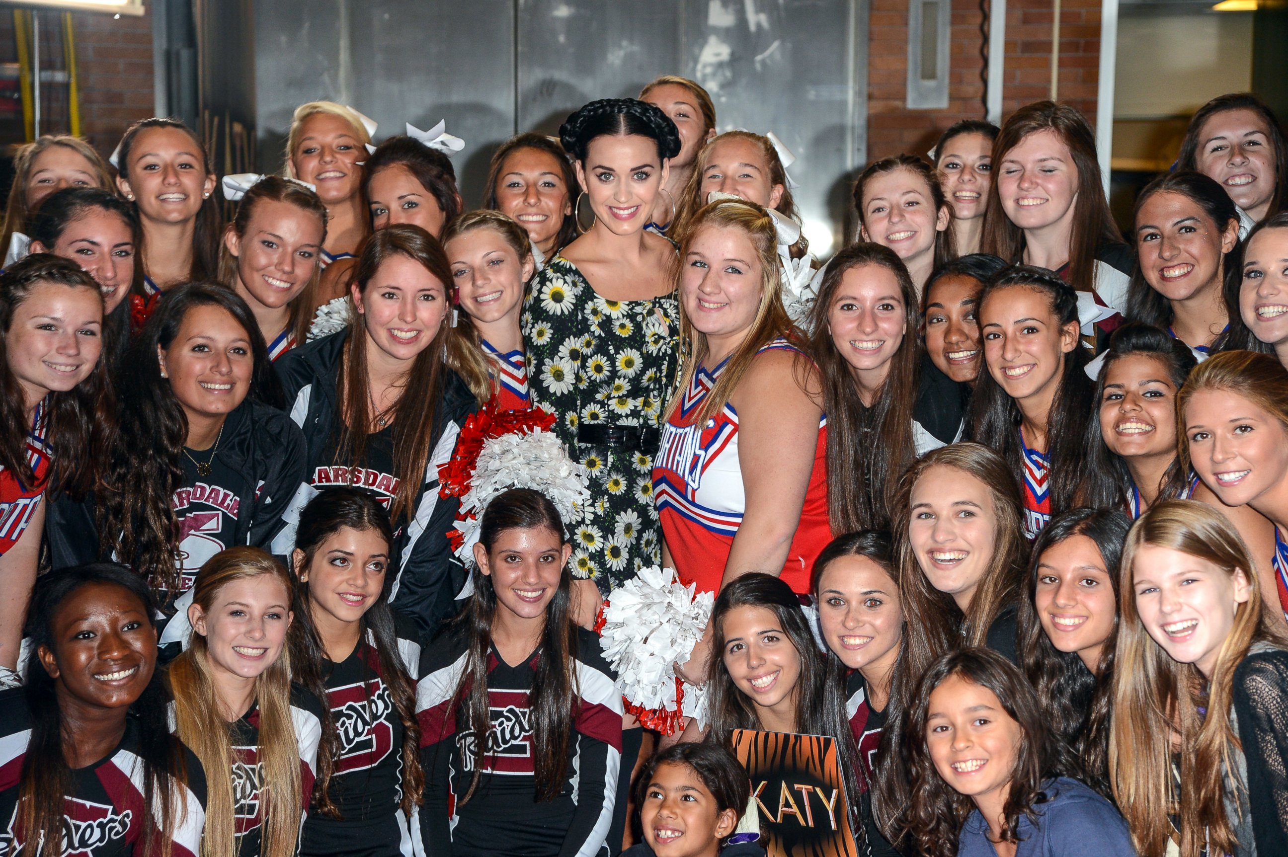 PHOTO: Katy Perry, center, poses for photos with her fans at the "Good Morning America" taping at the ABC Times Square Studios, Sept. 6, 2013, in New York.