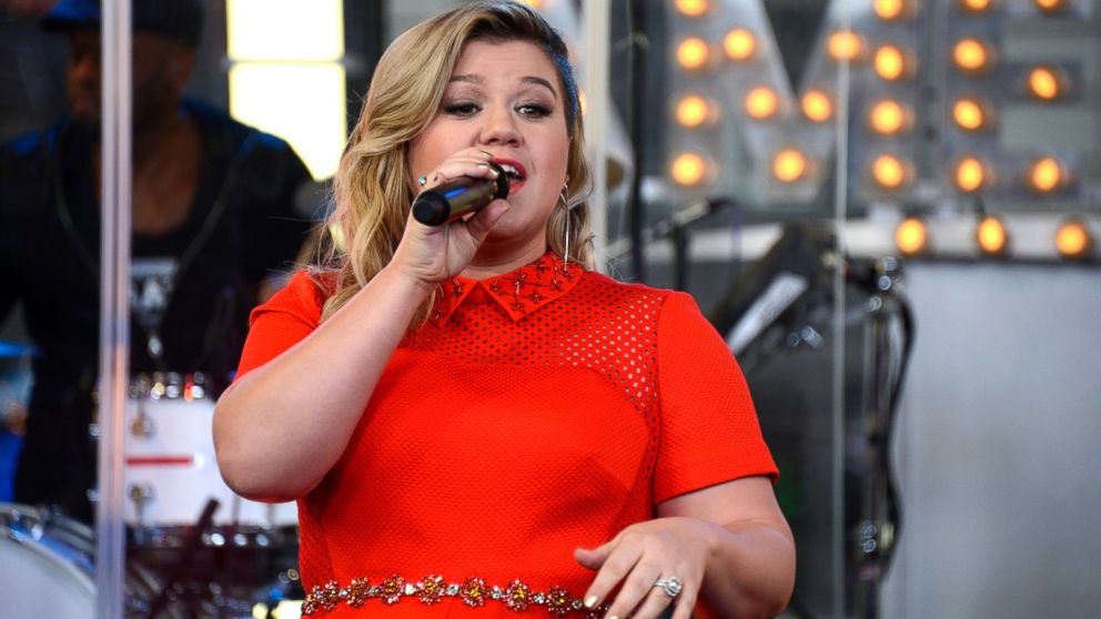 Kelly Clarkson performs on Good Morning America, March 3, 2015.