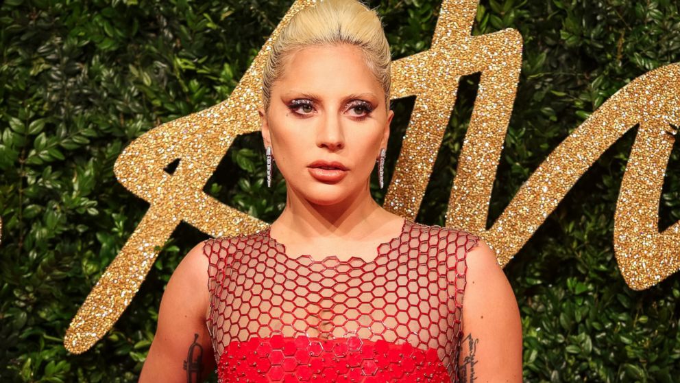 PHOTO:Lady Gaga poses for pictures on the red carpet upon arrival to attend the British Fashion Awards 2015 in London, Nov. 23, 2015.  