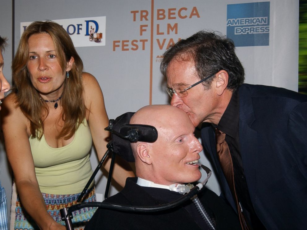 PHOTO: Comic Robin Williams smooches pal Christopher Reeves head as Reeves wife, Dana, and son Will look on before a Tribeca Film Festival screening of House of D at the Tribeca Performing Arts Center on West St. Williams stars in the movie.