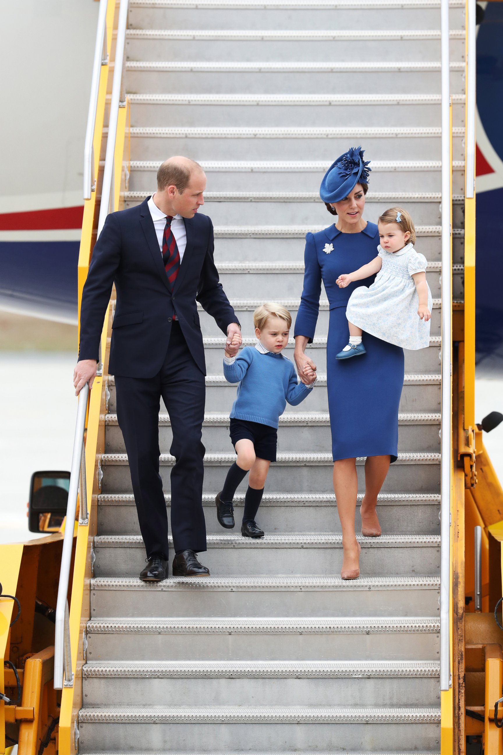 PHOTO: Prince William, Duke of Cambridge, Catherine, Duchess of Cambridge, Prince George of Cambridge and Princess Charlotte of Cambridge arrive at the Victoria Airport, Sept. 24, 2016 in Victoria, Canada.  
