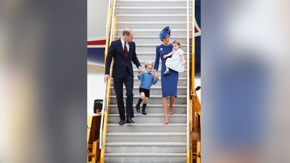 PHOTO: Prince William, Duke of Cambridge, Catherine, Duchess of Cambridge, Prince George of Cambridge and Princess Charlotte of Cambridge arrive at the Victoria Airport, Sept. 24, 2016 in Victoria, Canada.  