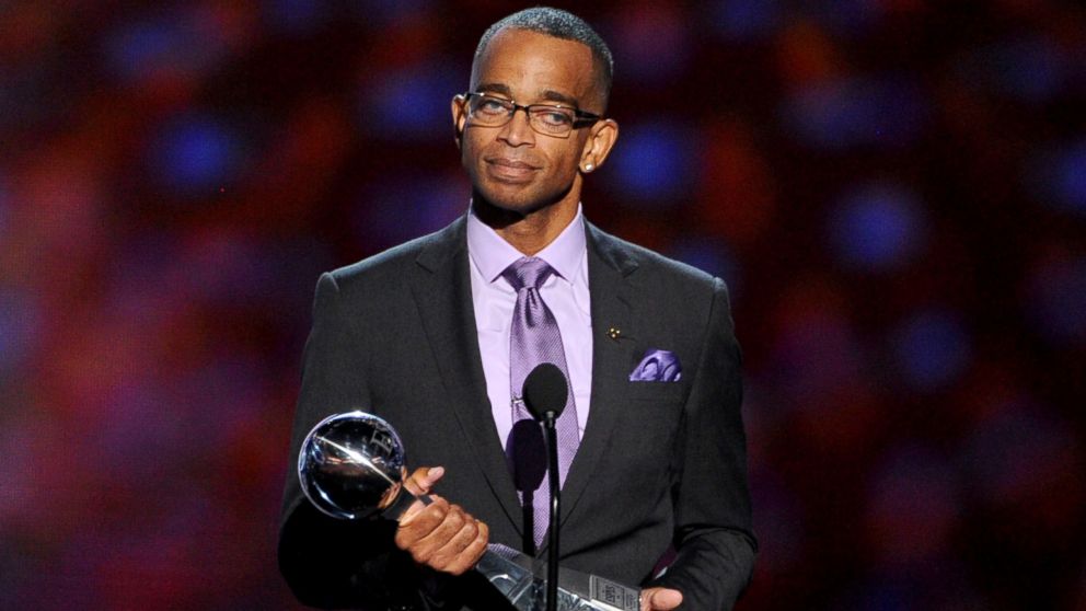 PHOTO: TV personality Stuart Scott accepts the 2014 Jimmy V Perseverance Award onstage during the 2014 ESPYS at Nokia Theatre L.A. Live, July 16, 2014 in Los Angeles. 