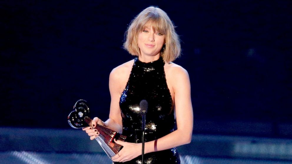 Taylor Swift Wins Big at iHeartRadio Music Awards, Thanks Boyfriend