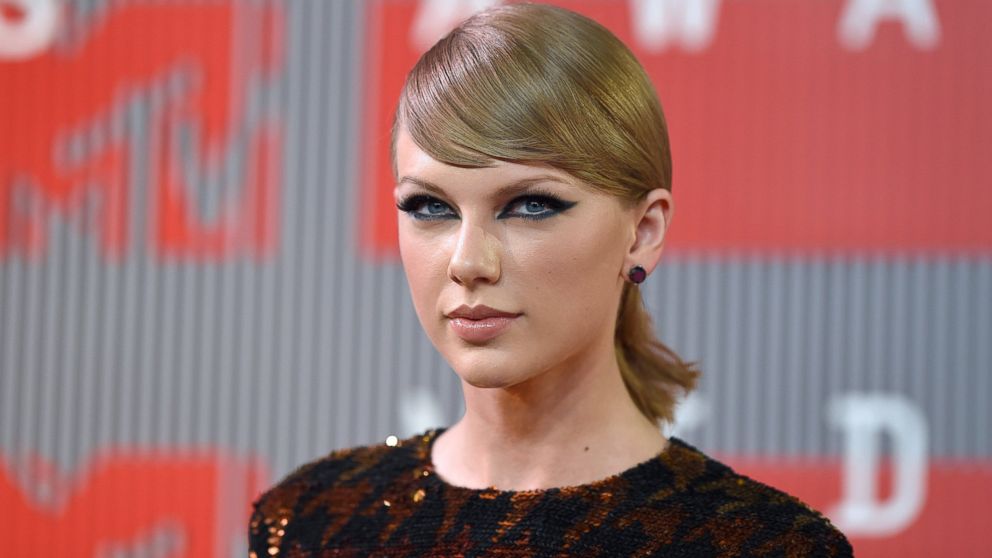 Taylor Swift arrives at the 2015 MTV Video Music Awards at Microsoft Theater, Aug.30, 2015, in Los Angeles.