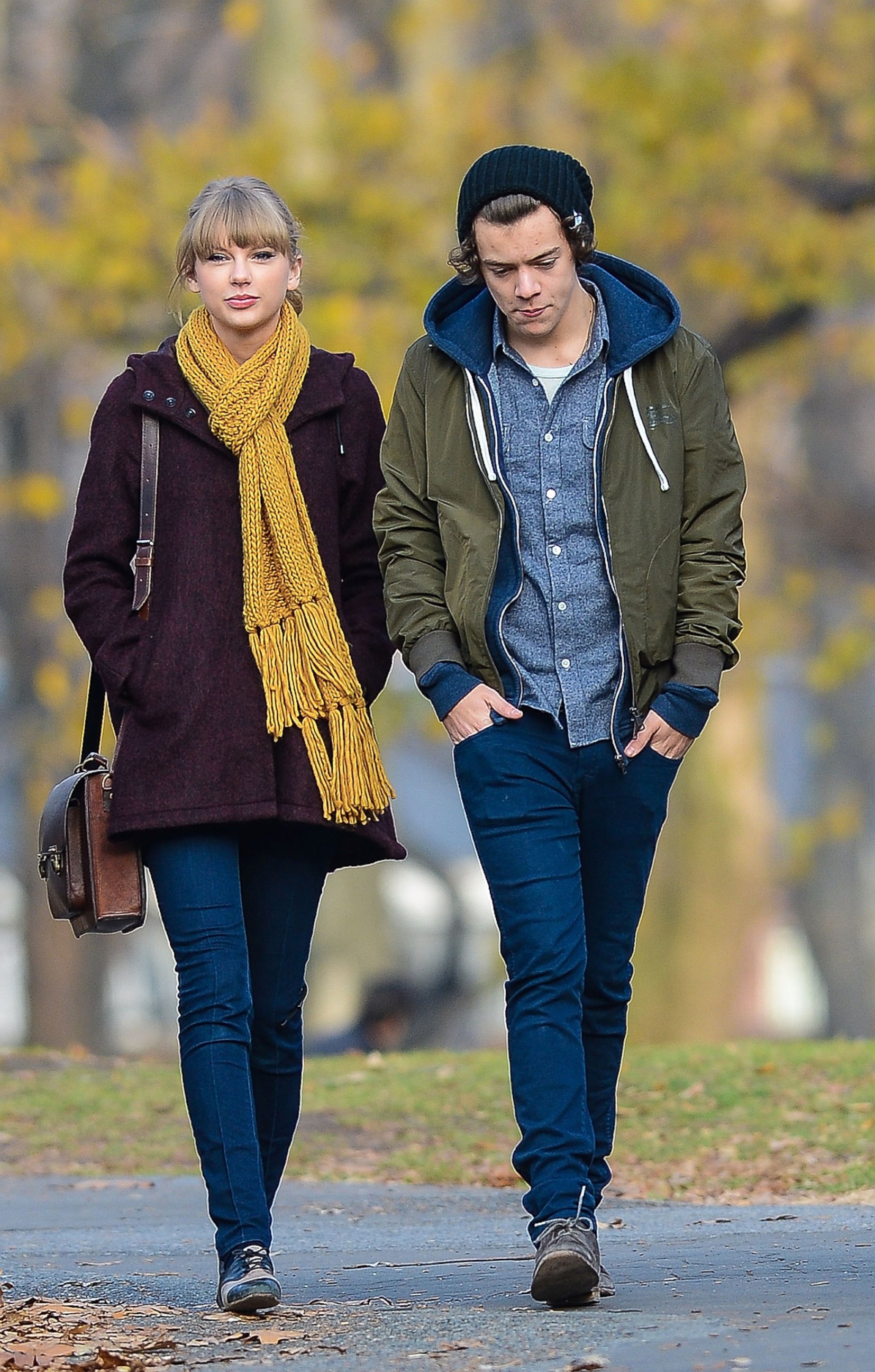 PHOTO: Taylor Swift and Harry Styles are seen walking around Central Park in New York City, Dec. 2, 2012.  
