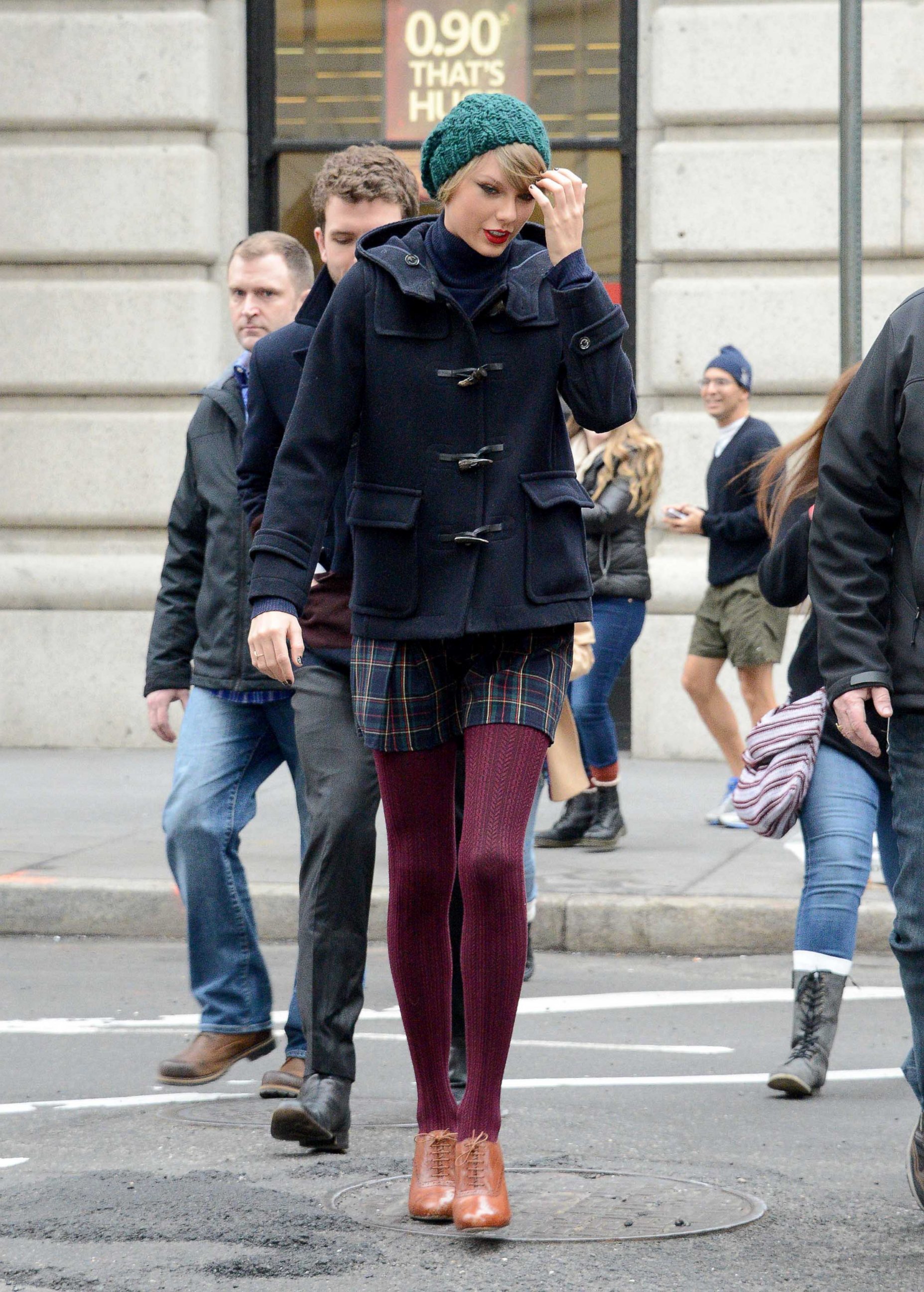 How Taylor Swift Stays Stylish In Cold Weather Picture | December Top ...