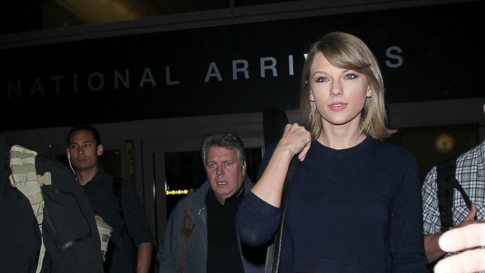 PHOTO: Taylor Swift is seen at LAX on Dec.13, 2015 in Los Angeles.