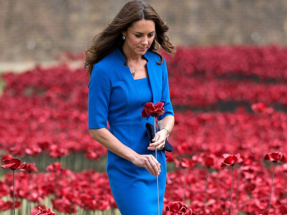 PHOTO: Catherine, Duchess of Cambridge visits The Tower Of Londons Ceramic Poppy installation Blood Swept Lands and Seas of Red in London, England, Aug. 5, 2014.