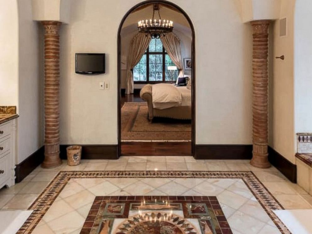 PHOTO: Lady Gaga rented this $20 million Houston estate, Villa Encantado, through Airbnb Super Bowl weekend.