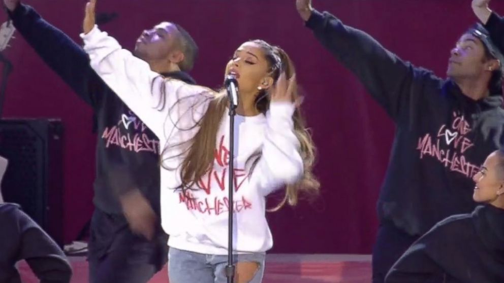 Ariana Grande wears Mac Miller's sweatshirt during tribute concert