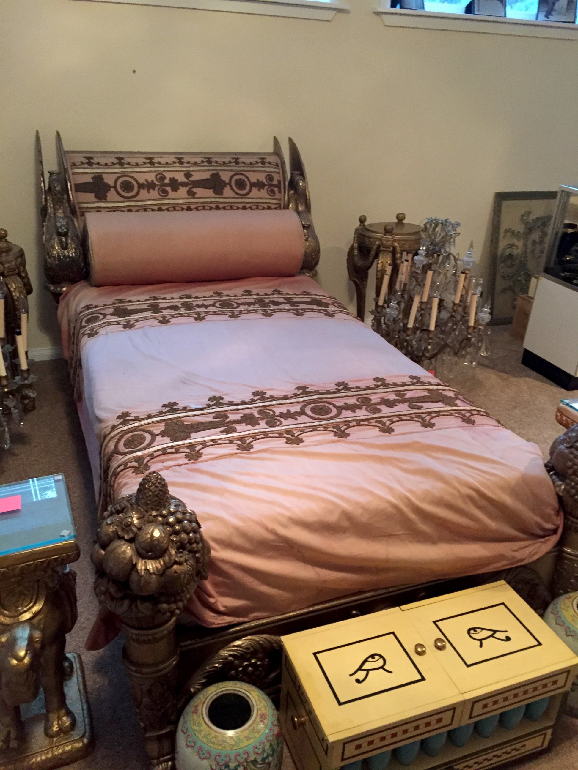 PHOTO: A bed in the home of Debbie Reynolds that was at one point used by her daughter, Carrie Fisher.