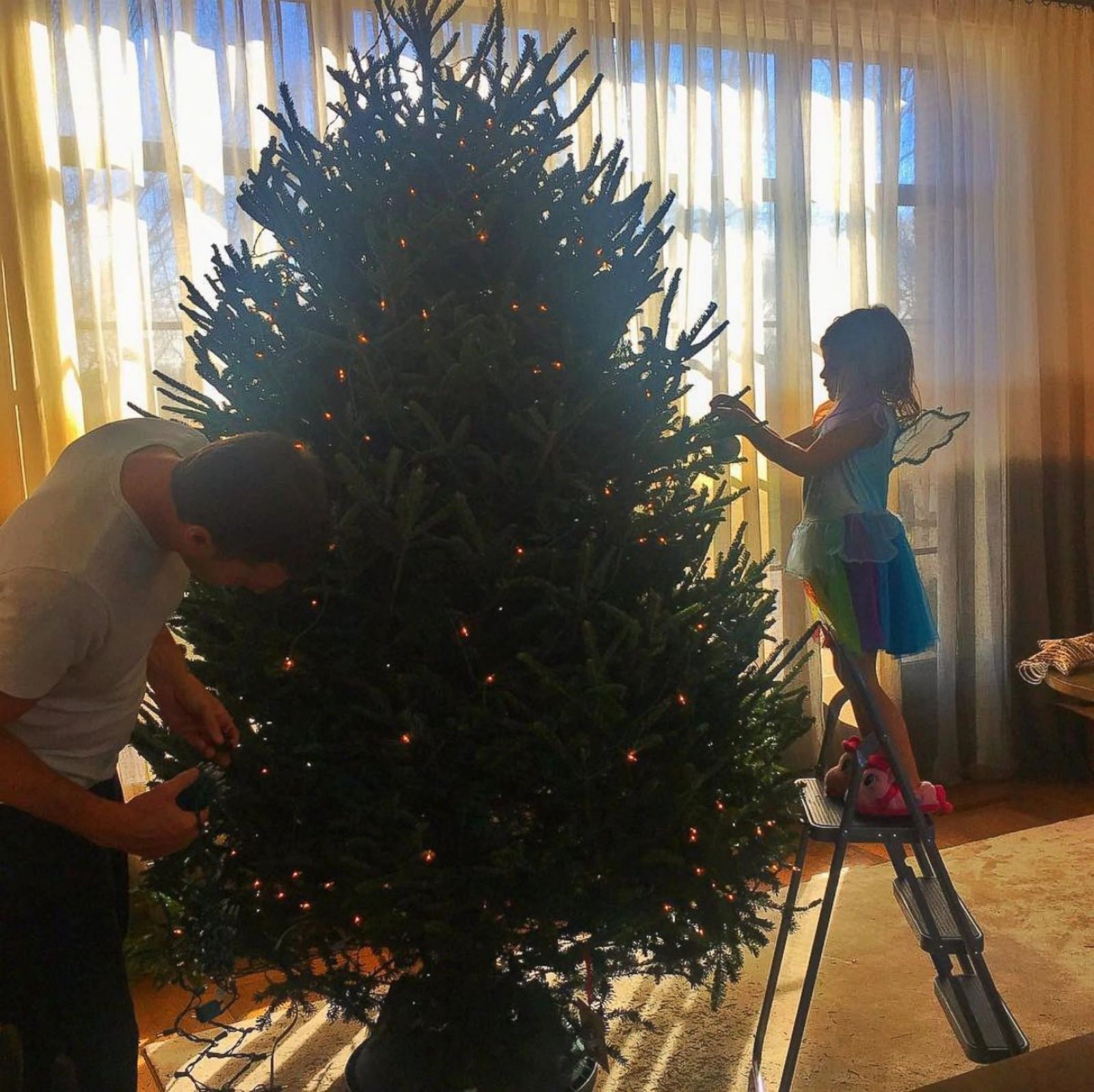 Елка мама папа. Семья наряжает елку. Дети наряжают елку. Наряжать елку всей семьей. Дети украшают елку.