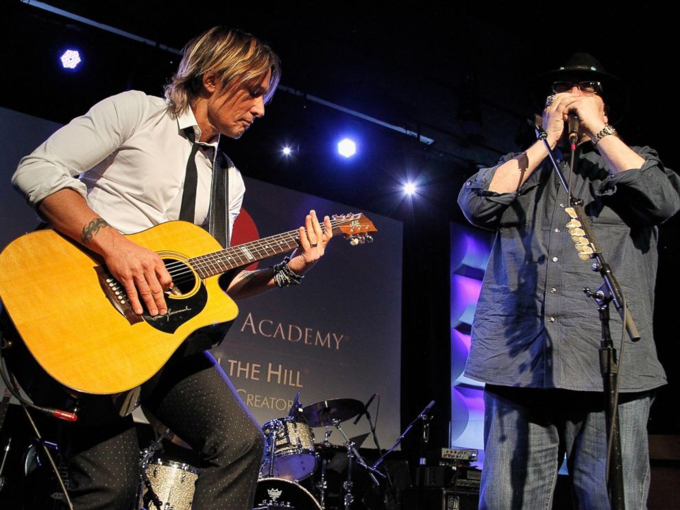 PHOTO: Keith Urban and John Popper perform at the GRAMMYs on the Hill Awards on April 5, 2017.