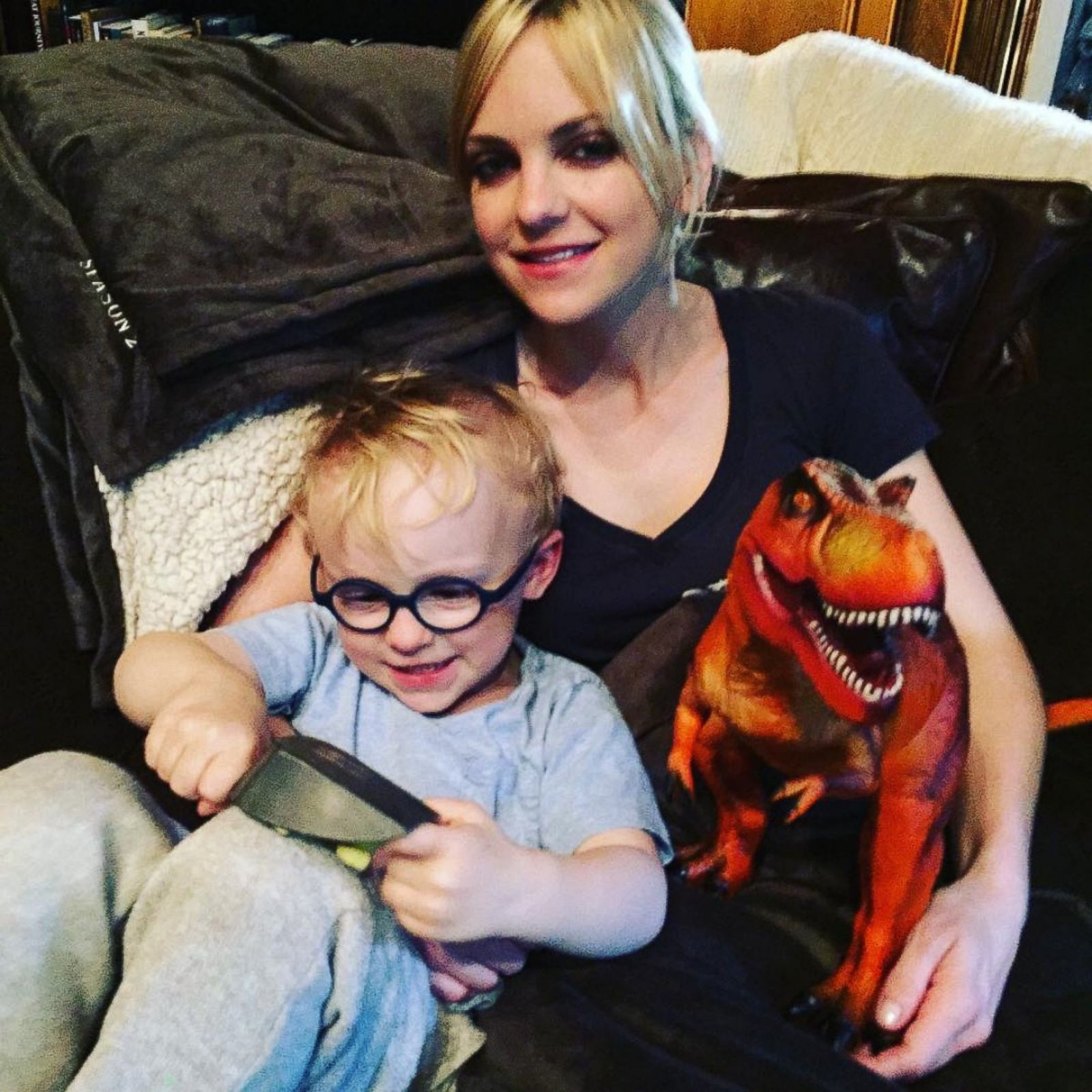 Anna Faris Cuddles Up to Son Jack Picture | Hollywood's adorable kids ...