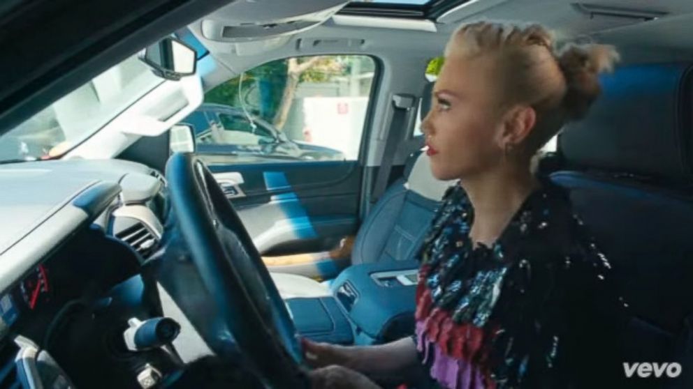 PHOTO: Gwen Stefani sings along to Justin Timberlake's "Can't Stop The Feeling". 