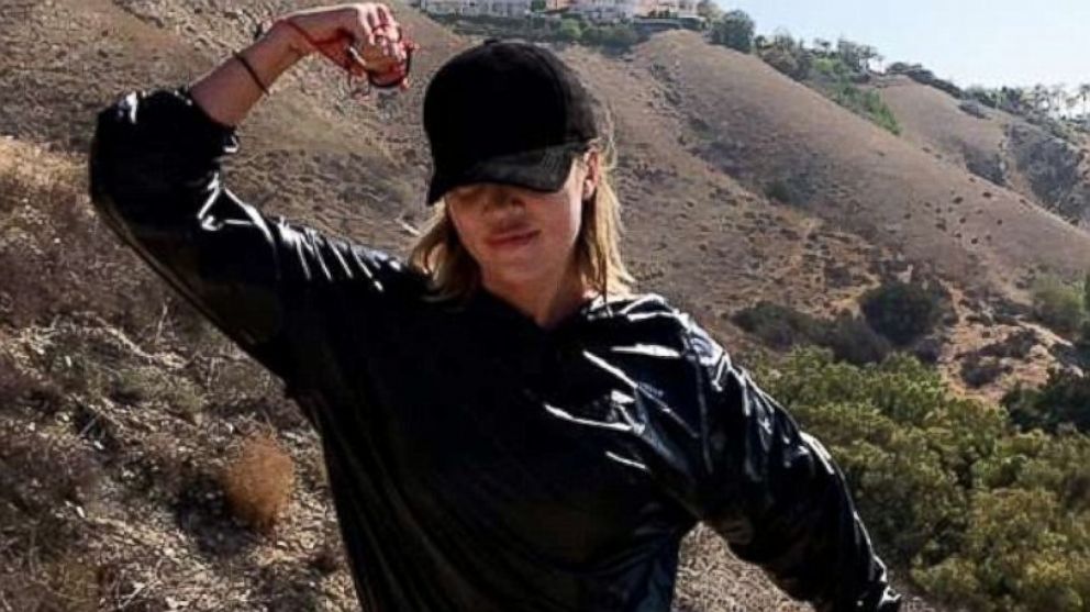 PHOTO: Khloe Kardashian working out in a sauna suit on July 15, 2016.