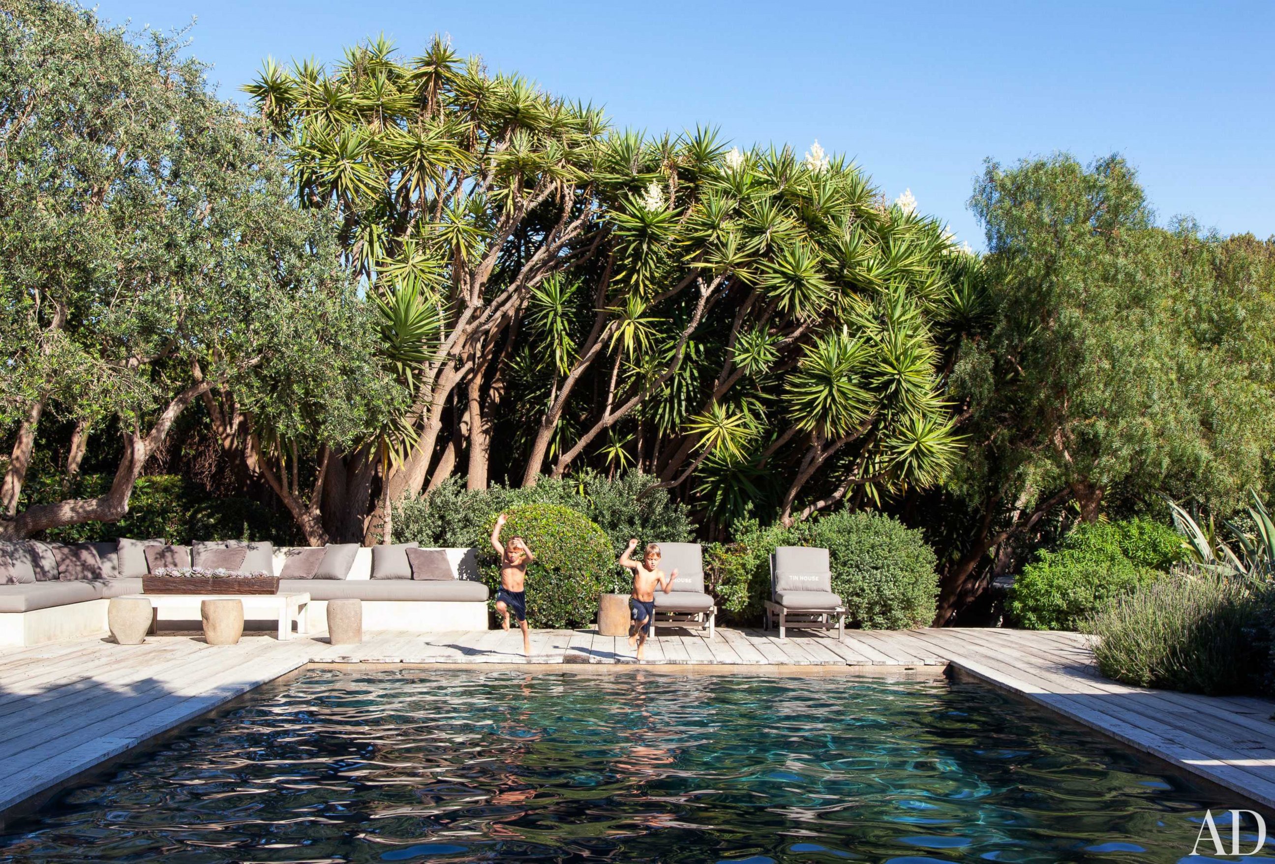 PHOTO: Patrick Dempsey's twin sons Darby and Sullivan jump into their backyard pool.
