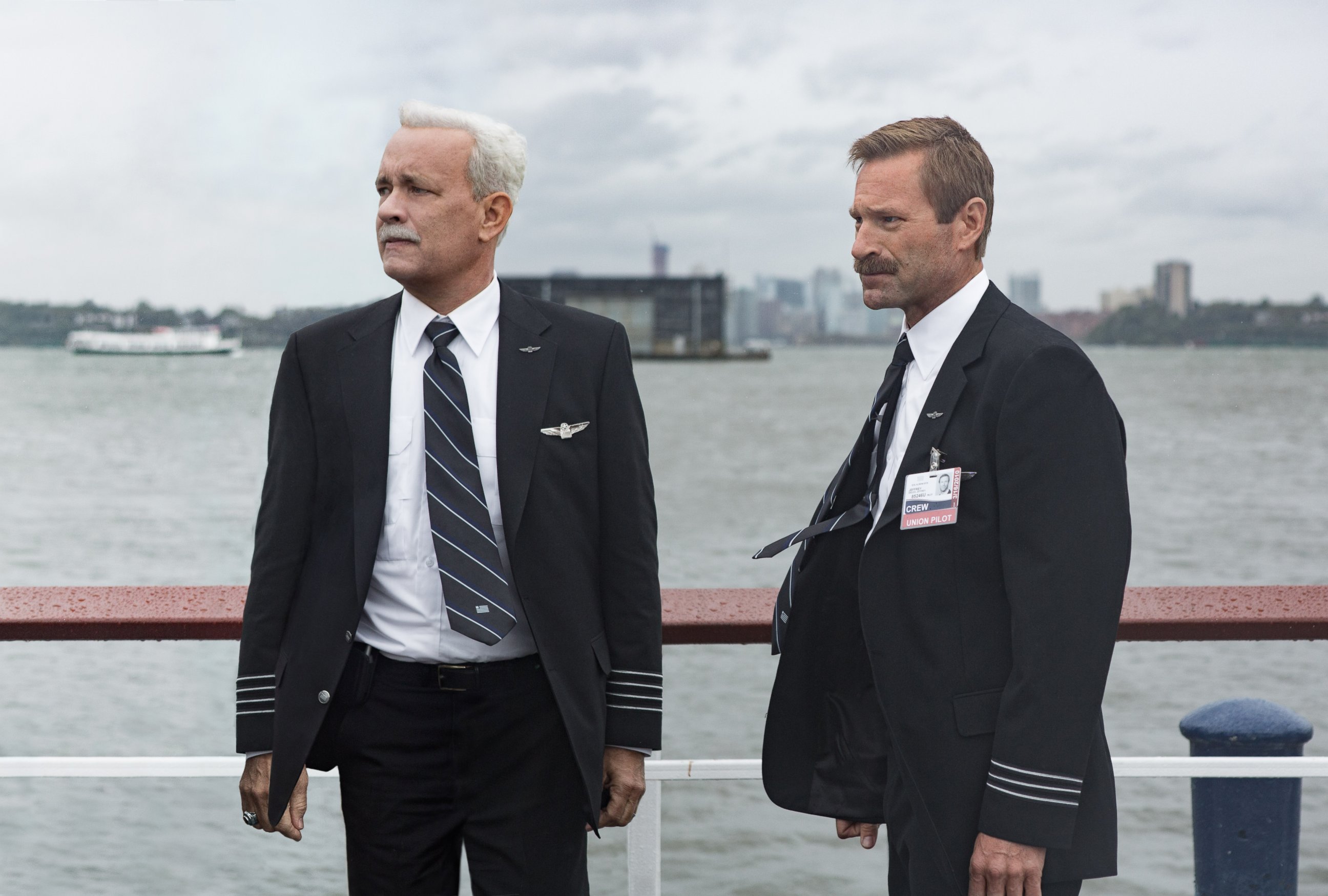 PHOTO: Tom Hanks and Aaron Eckhart in Warner Bros. Pictures and Village Roadshow Pictures drama "Sully."