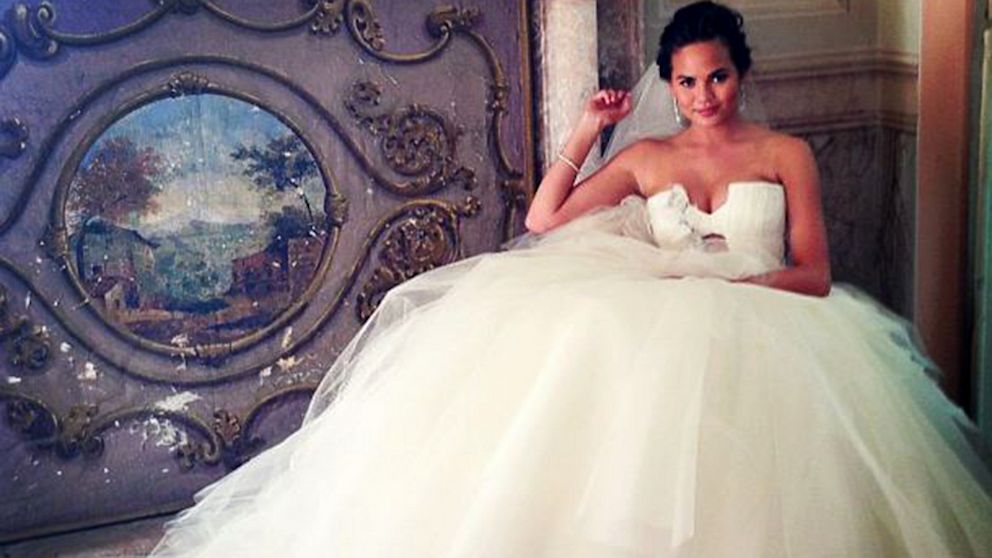 See Chrissy Teigen S Vera Wang Wedding Dress Abc News
