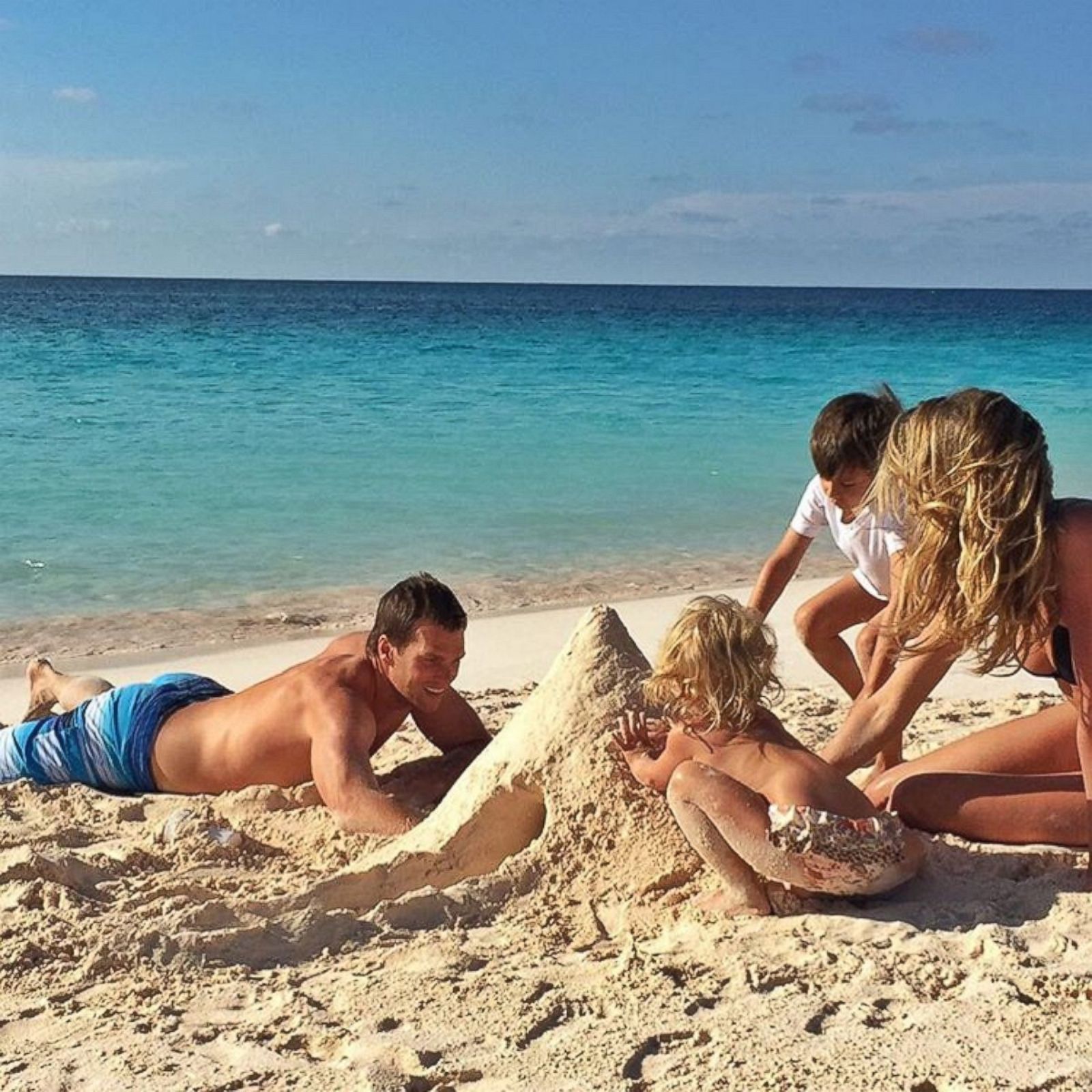 Хорошо отдохнули на пляже. Семья на море. Семья отдыхает на пляже. Семейная фотосессия на пляже. Дети на море.